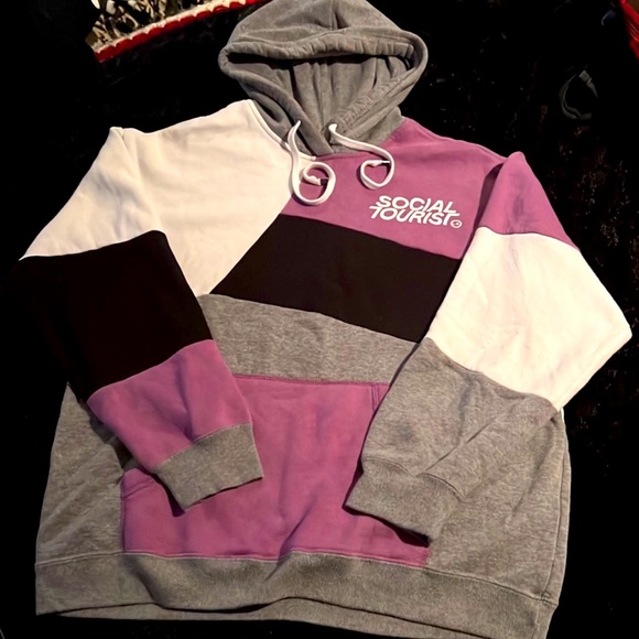 Social tourist merch- Dixie and Charlie D’Amelio - Picture 5 of 5